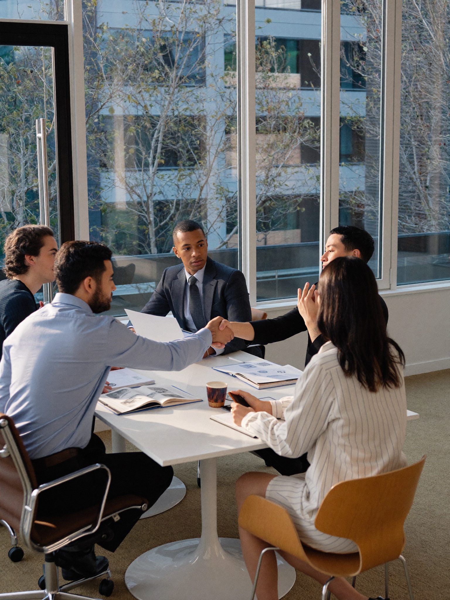 Client and adviser seated at the round table in the Arvellos office